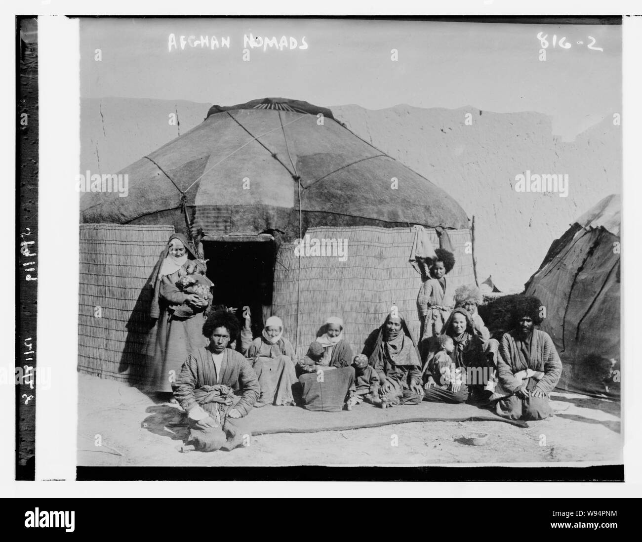 I nomadi afghani, seduto al di fuori del tenda Foto Stock