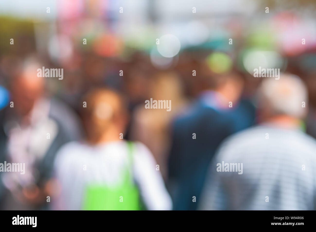 Le persone anziane come blur street folla, irriconoscibile gruppo di anonimi vecchi uomini e donne camminando sul marciapiede della città Foto Stock