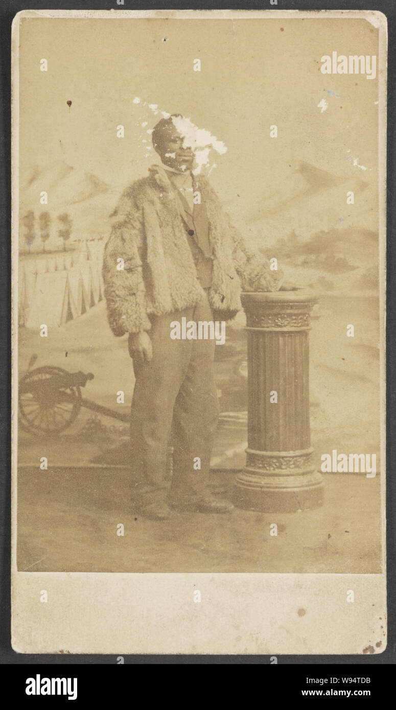 African American uomo in una pelliccia di intera lunghezza verticale, rivolto verso la parte anteriore Foto Stock