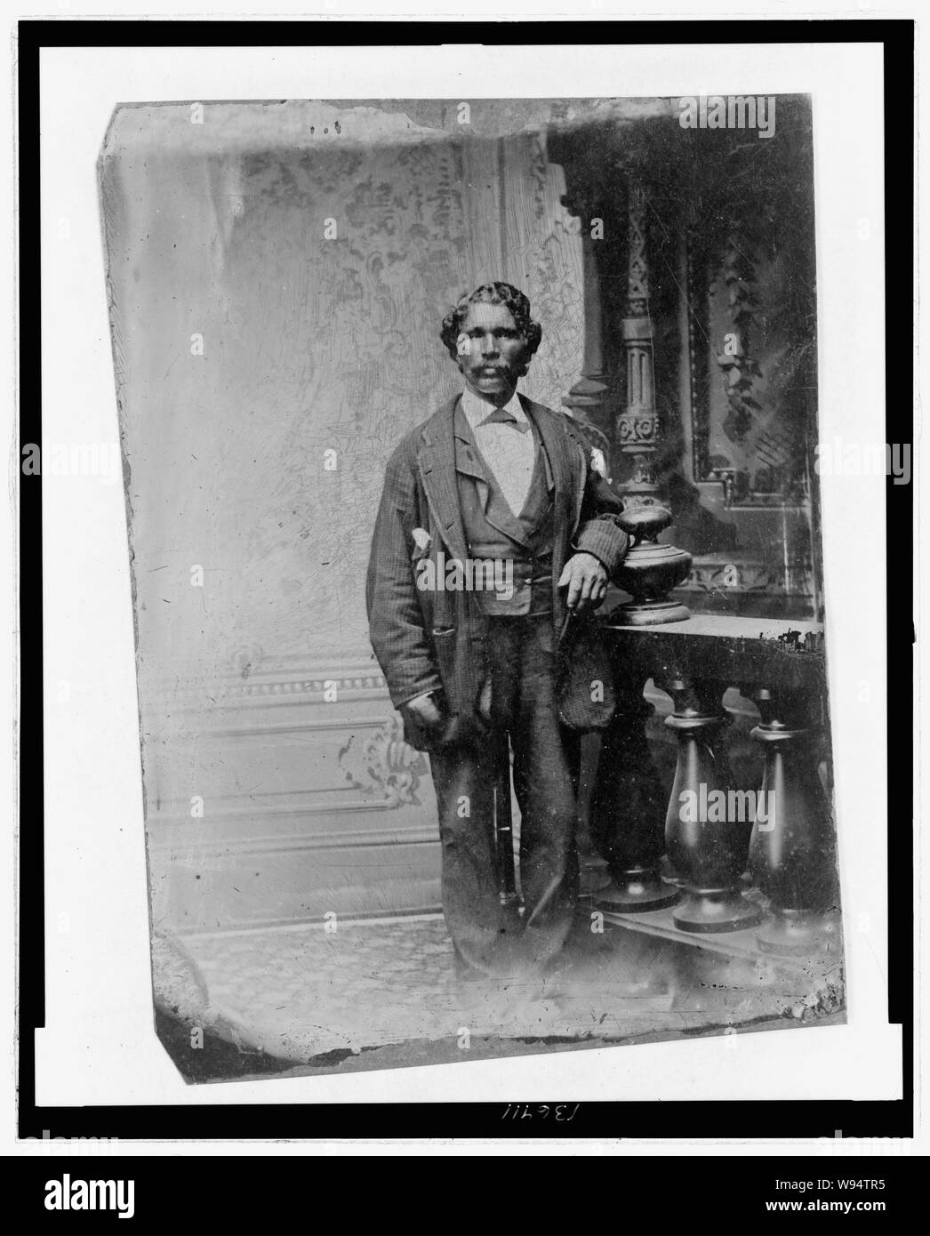 African American uomo, ritratto a figura intera, in piedi Foto Stock