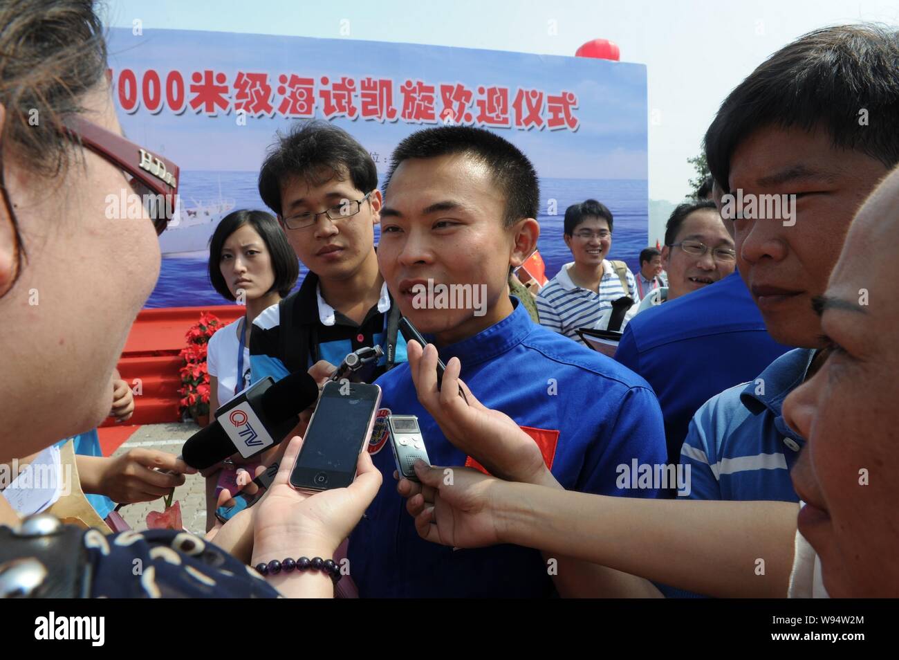 Cinese i membri del personale della nave oceanografica Xiangyanghong 09 portante Chinese manned deep-sea sommergibili, il Jiaolong, sono stato intervistato da Qingda Foto Stock