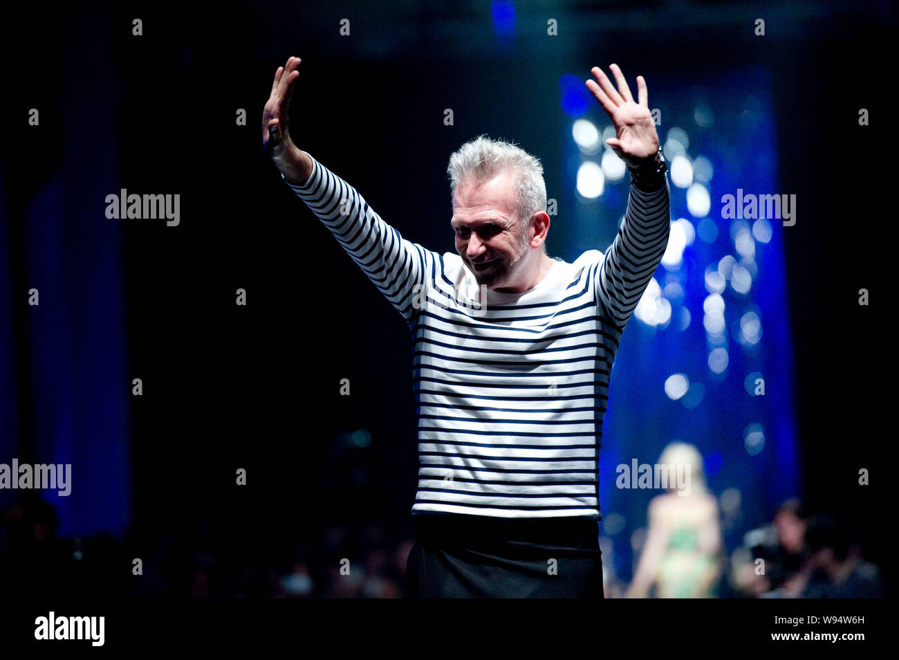 Designer francese Jean Paul Gautier pone durante la sua sfilata di moda a Pechino in Cina, 11 maggio 2012. Foto Stock