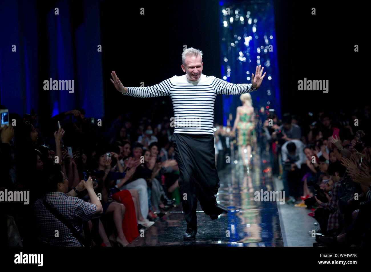 Designer francese Jean Paul Gautier pone durante la sua sfilata di moda a Pechino in Cina, 11 maggio 2012. Foto Stock