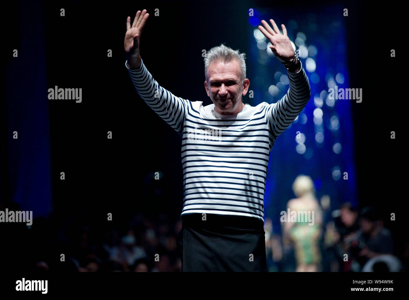 Designer francese Jean Paul Gautier pone durante la sua sfilata di moda a Pechino in Cina, 11 maggio 2012. Foto Stock