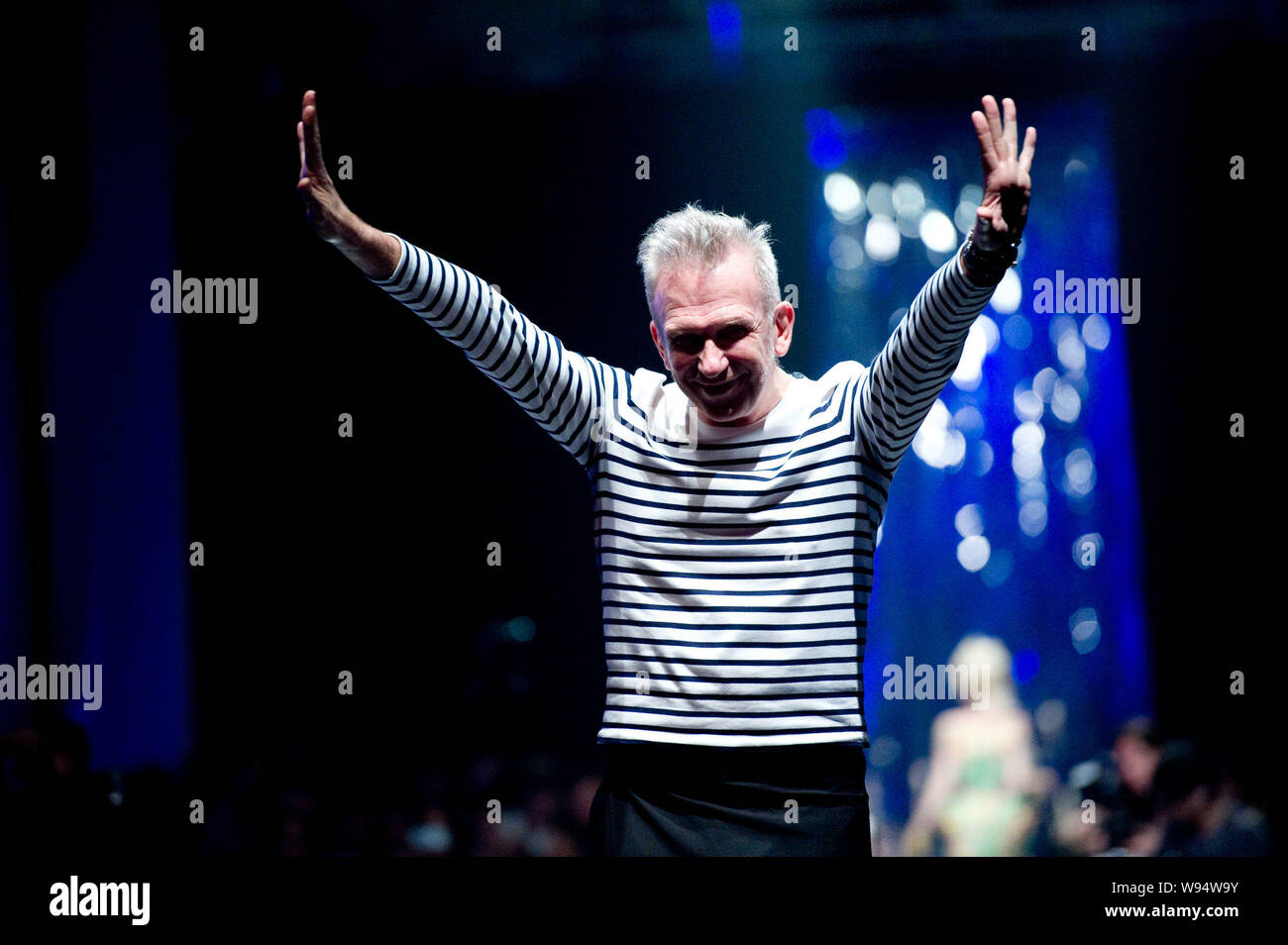 Designer francese Jean Paul Gautier pone durante la sua sfilata di moda a Pechino in Cina, 11 maggio 2012. Foto Stock