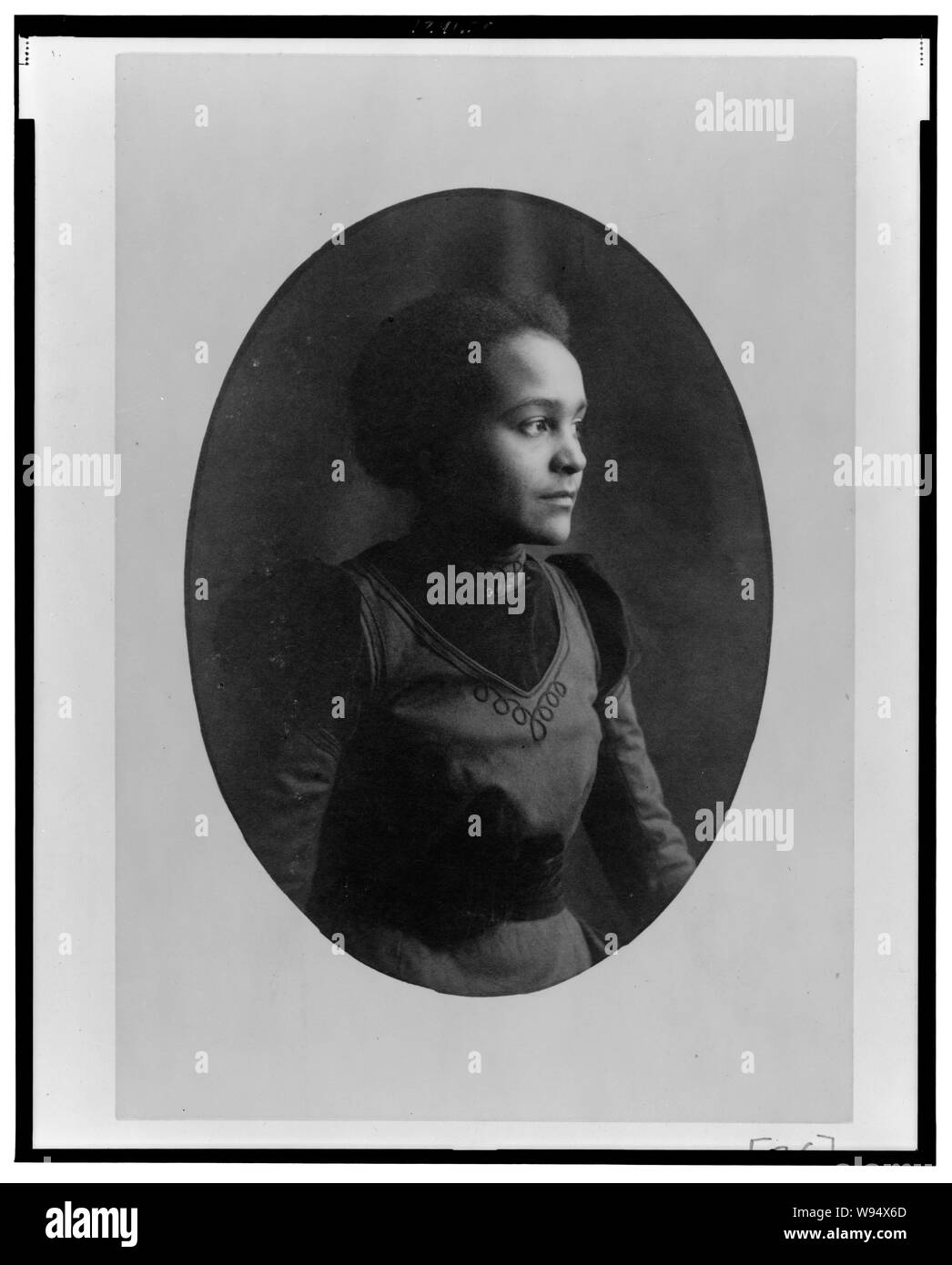 African American donna, mezza lunghezza verticale, rivolto verso destra Foto Stock