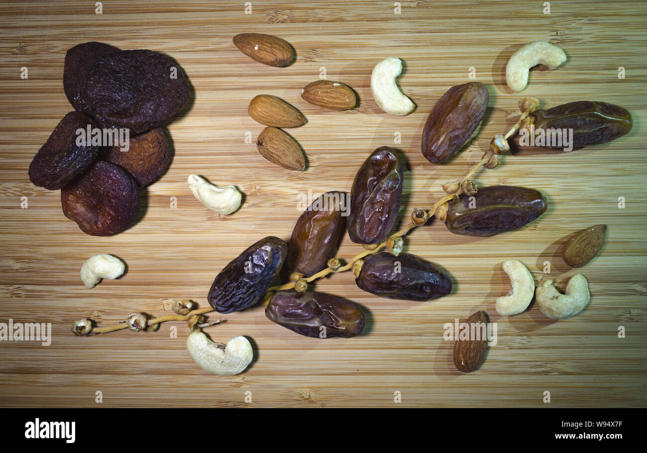 Essiccato sani frutti e i dadi - Albicocche, date, mandorle e anacardi Foto Stock Essiccato sani frutti e i dadi - Albicocche, date, mandorle e anacardi Foto Stock