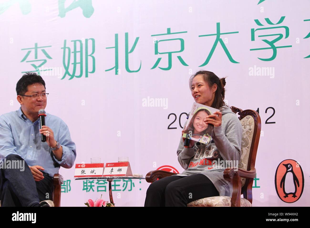 Tennis cinese superstar Li Na, destra parla durante un incontro per promuovere la sua autobiografia, giocare da solo, all Università di Pechino in Cina, 12 SE Foto Stock