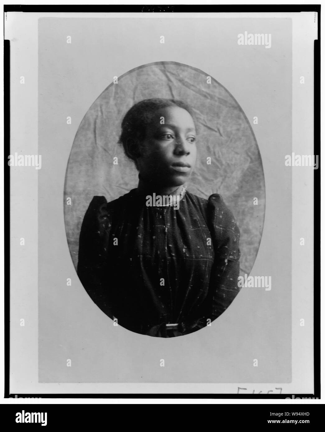 African American donna, mezza lunghezza verticale, rivolto leggermente a destra Foto Stock