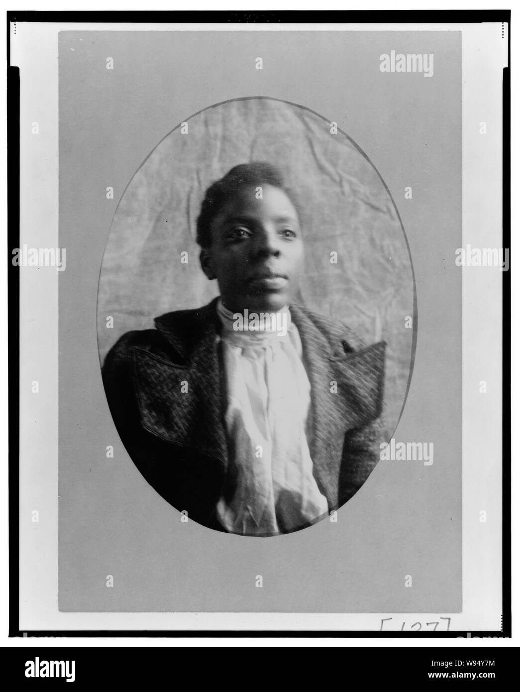 African American donna, testa e spalle ritratto, rivolta leggermente a destra Foto Stock