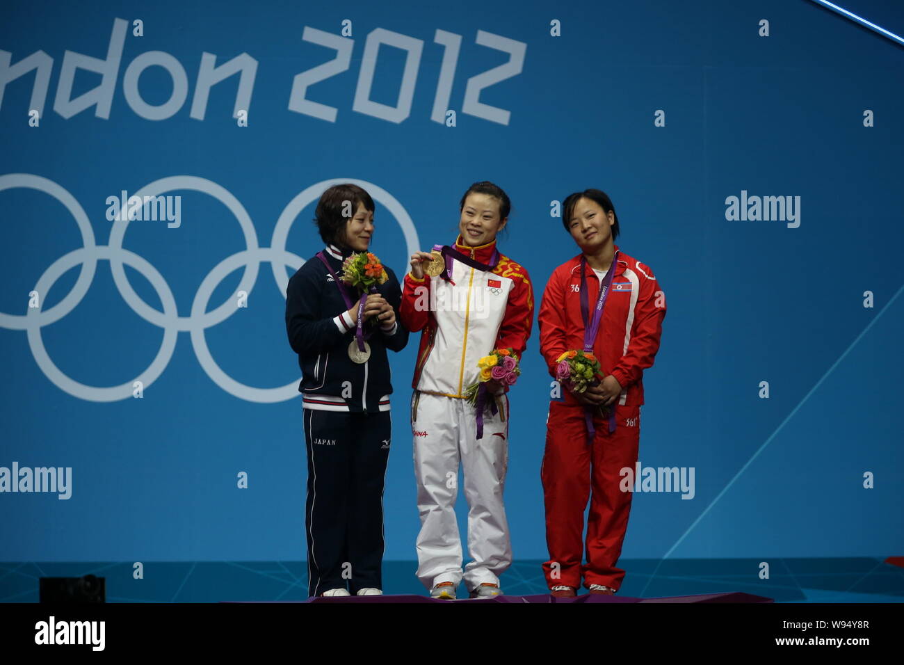 (Da sinistra) argento medaglia Hiromi Miyake del Giappone, medaglia d'oro Wang Mingjuan della Cina e medaglia di bronzo Ryang Chun Hwa della Corea del Nord pongono al Foto Stock