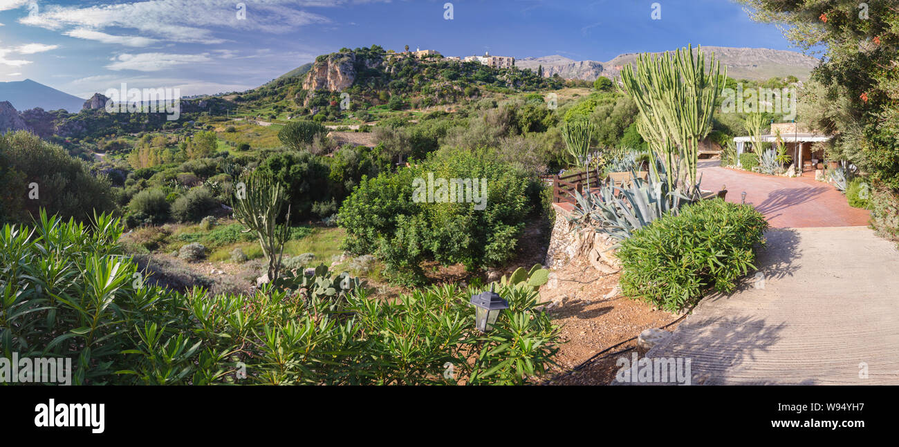Panorama tipico del panorama siciliano vista sul villaggio turistico di Scopello situato sulla collina Foto Stock