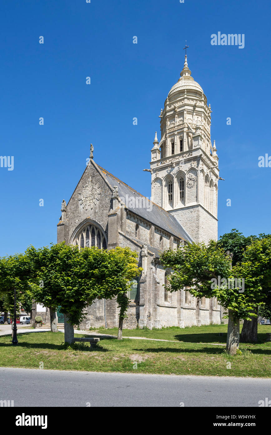 Xi secolo la chiesa di Notre Dame de l'Assomption nel villaggio di Sainte-Marie-du-Mont, Manche, Normandia, Francia Foto Stock