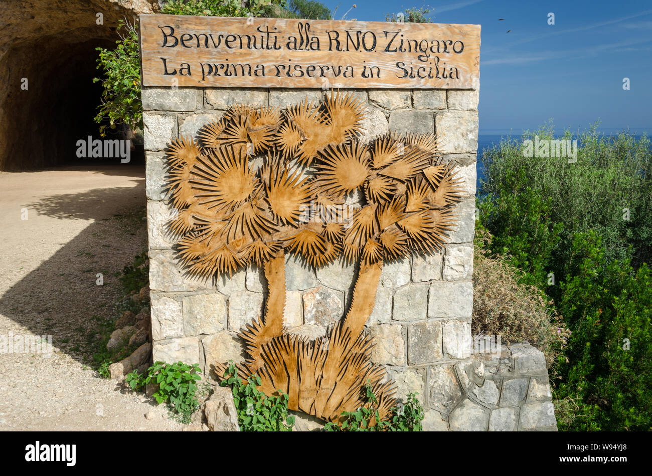 Segno di benvenuto presso l'ingresso meridionale di Riserva Naturale dello Zingaro (Riserva dello Zingaro) in Sicilia, Italia Foto Stock