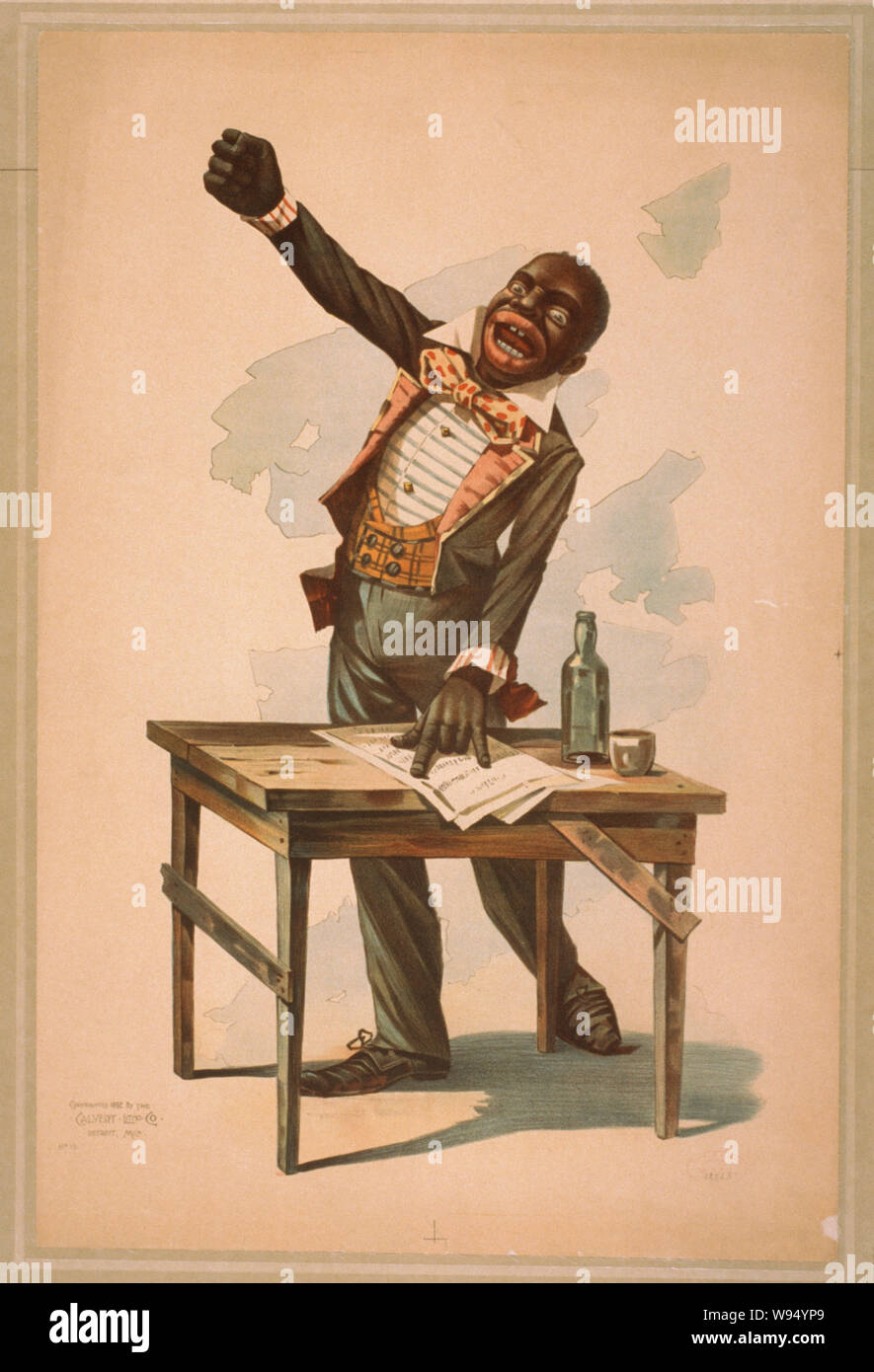 Americano africano, stando alla scrivania con una mano appoggiata su carte e una mano alzata Foto Stock