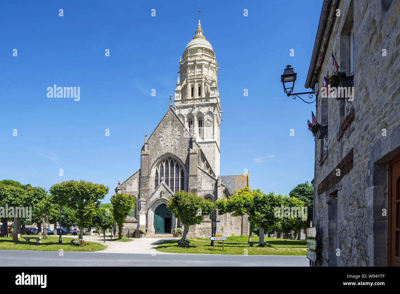 Xi secolo la chiesa di Notre Dame de l'Assomption nel villaggio di Sainte-Marie-du-Mont, Manche, Normandia, Francia Foto Stock