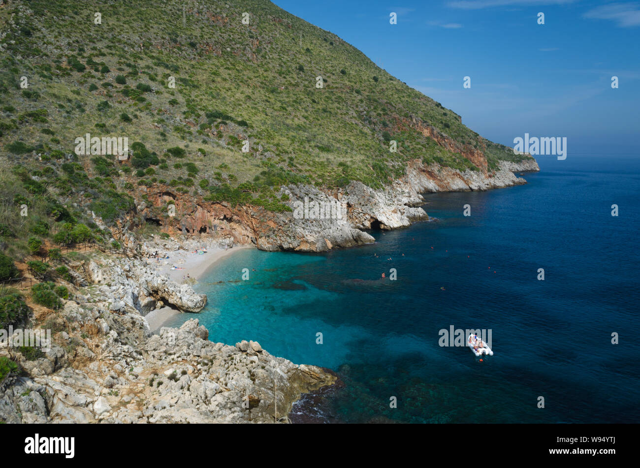 Vista sulla bellissima spiaggia - Cala della Capreria nella riserva naturale dello Zingaro, Sicilia Foto Stock