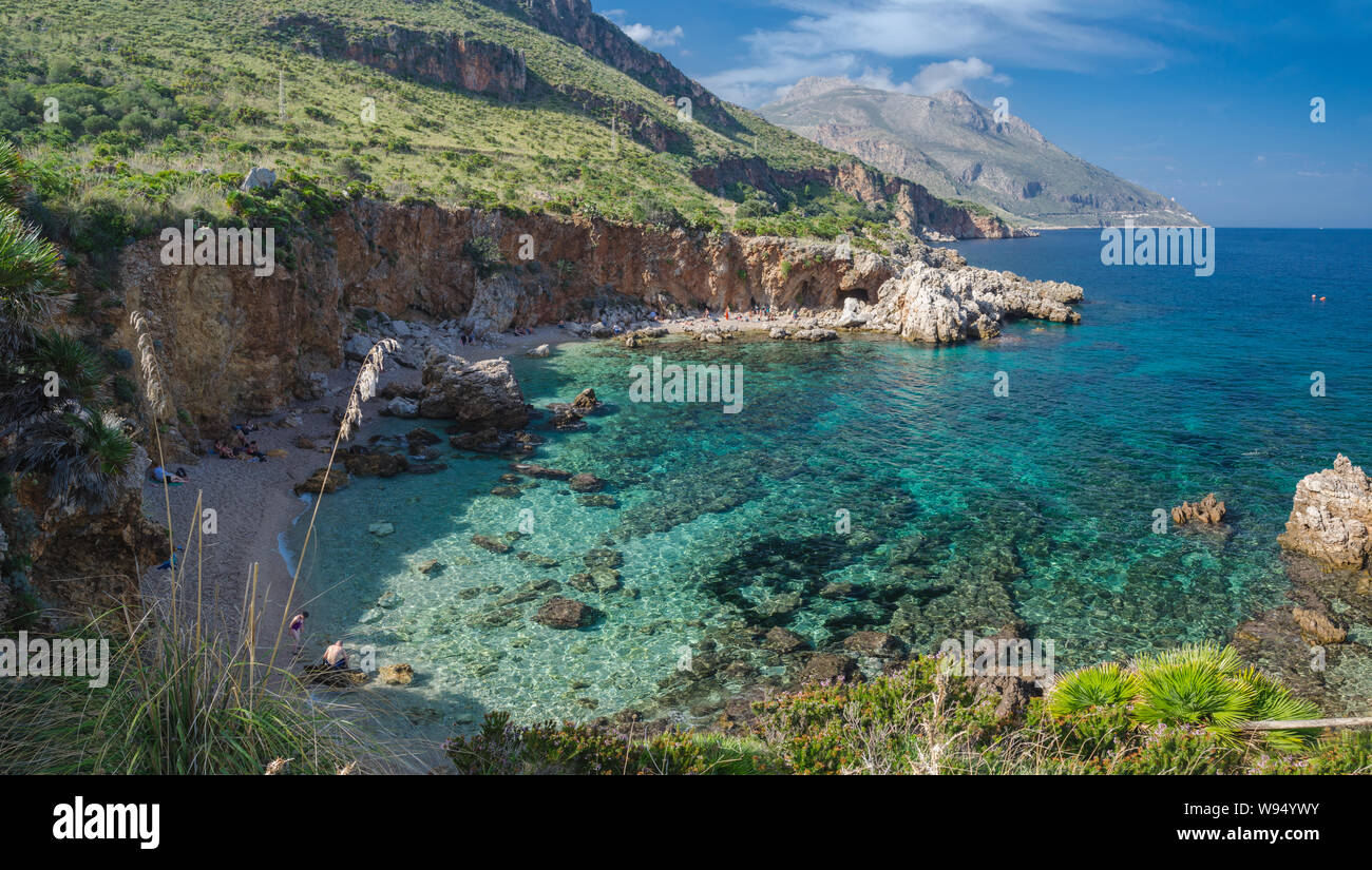 Panorama di Cala Disa, una delle belle spiagge della riserva naturale dello Zingaro in Sicilia Foto Stock