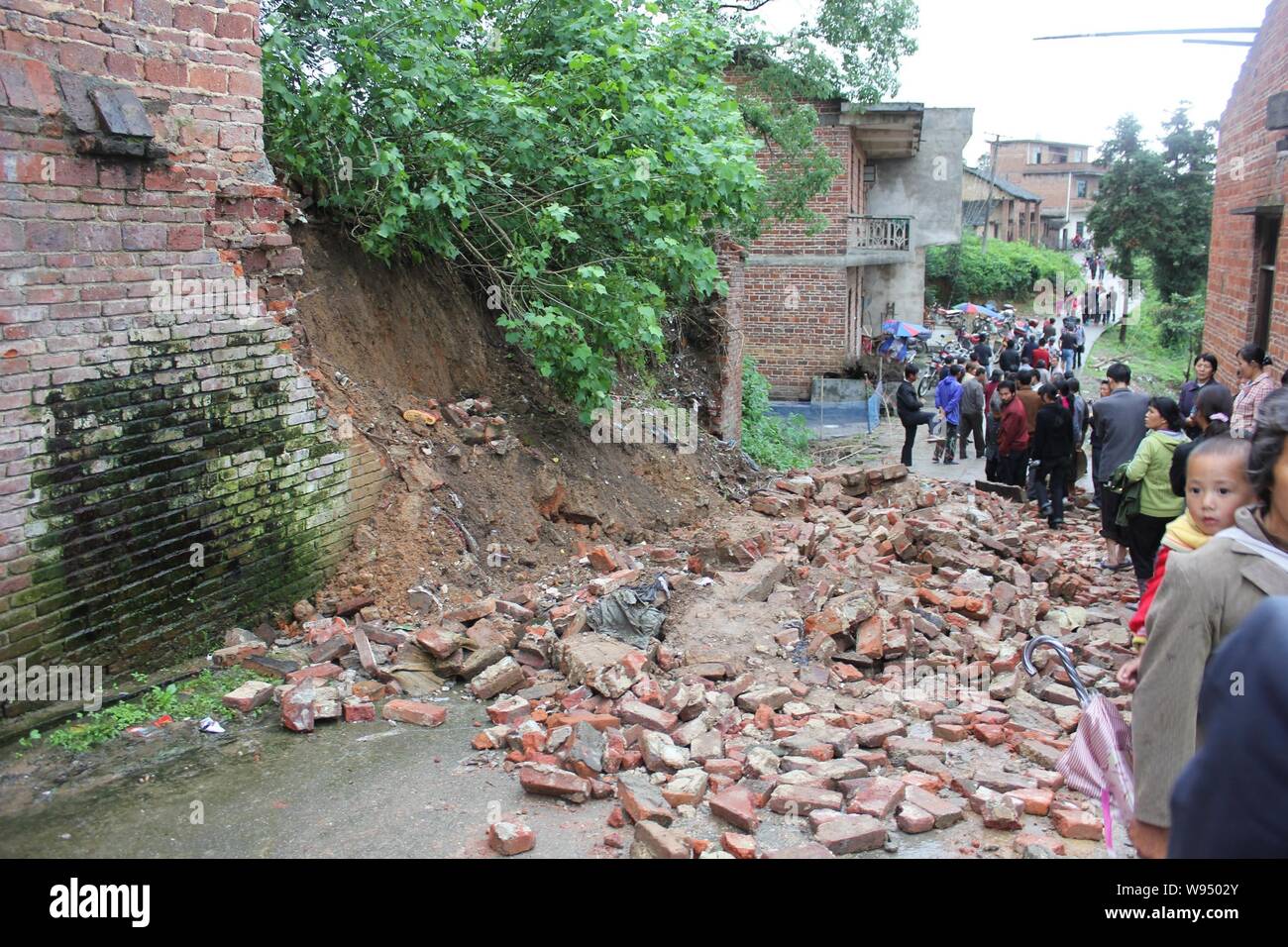 Vista del sito incidente dove quattro studenti sono stati uccisi e due injuried da una parete che è appena successo a crollare in Hengyang, central Chinas Hu Foto Stock