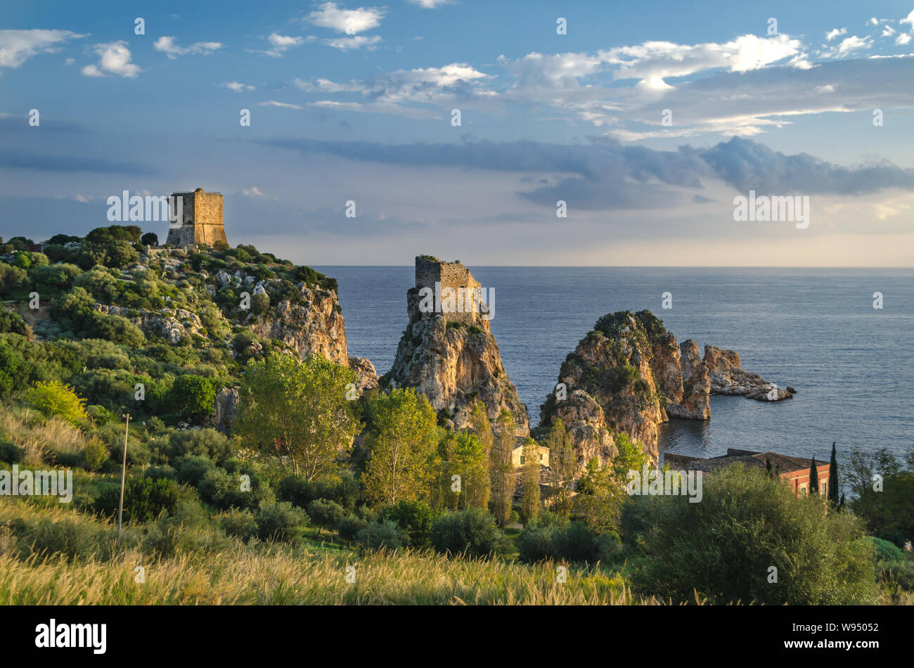 Fairytale simile nella torre di Scopello, tonnara e faraglioni di Sopello, bellissimo paesaggio e paesaggi marini della Sicilia, Italia Foto Stock