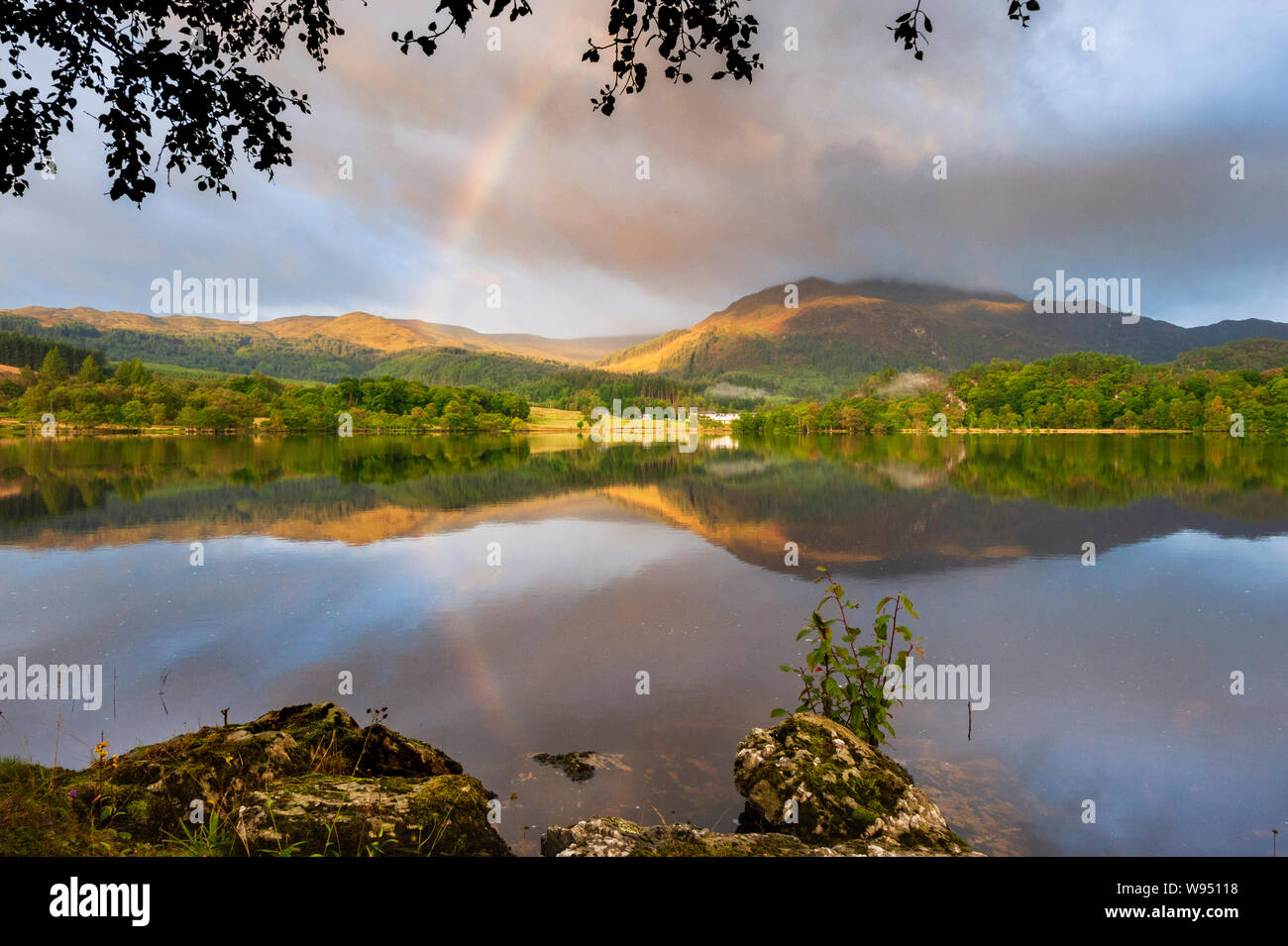 Loch Achray nel Trossachs National Park in Scozia Foto Stock