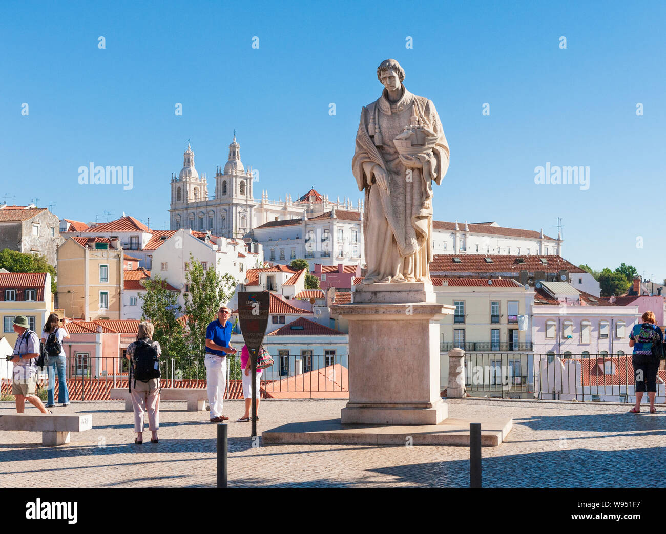 San Vincente de Fora statua a Largo das Porto do Sol Lisbona Foto Stock