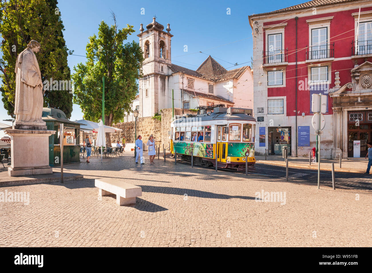 Il tram si avvicina Miradouro de Santa Luzia dal Largo das Porto do Sol a Lisbona Foto Stock