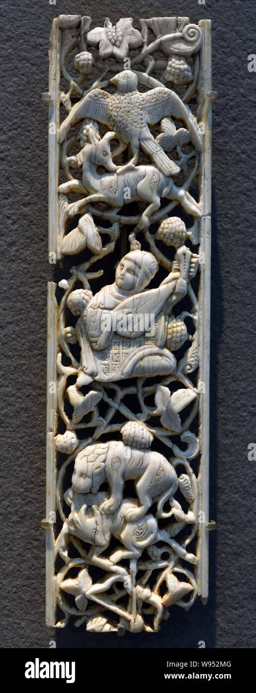 Placche decorativi di arte islamica in Egitto, Le Claire, XI secolo, esse illustrano la principesca di piaceri, bevande, musica, danza, la scena di caccia. (Avorio e openwork carving) Foto Stock