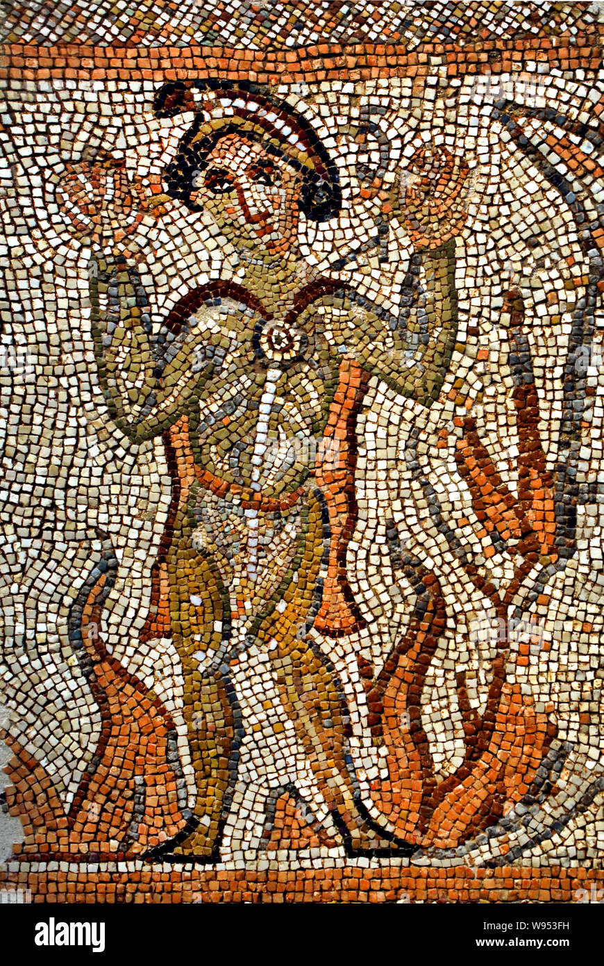 Ebraico - Siria nordorientale (questo giovane uomo è indetified) è. Misael, uno dei tre ebrei gettati in furia dopo aver rifiutato di adorare la statua di Nabucodonosor, e miracolosamente risparmiata dalle fiamme) Daniel's prenota (3,1-30) mosaico - cubetti di marmo e calcare 5a-6a secolo D.C. Foto Stock