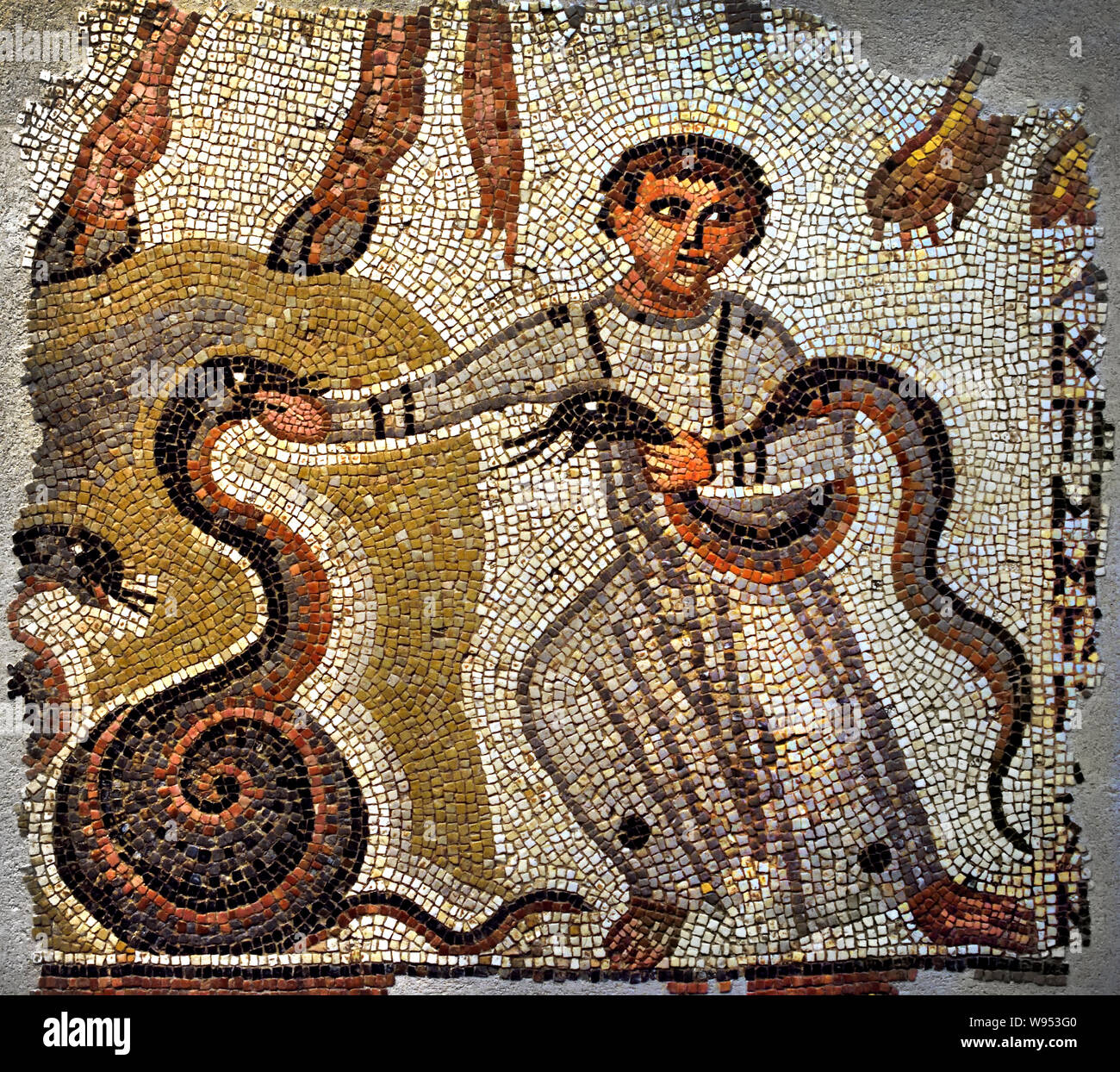 Giovane ragazzo giocando con serpenti Siria in Libano (Persia) mosaico - cubetti di marmo e pietra calcarea del V secolo d.c. Foto Stock