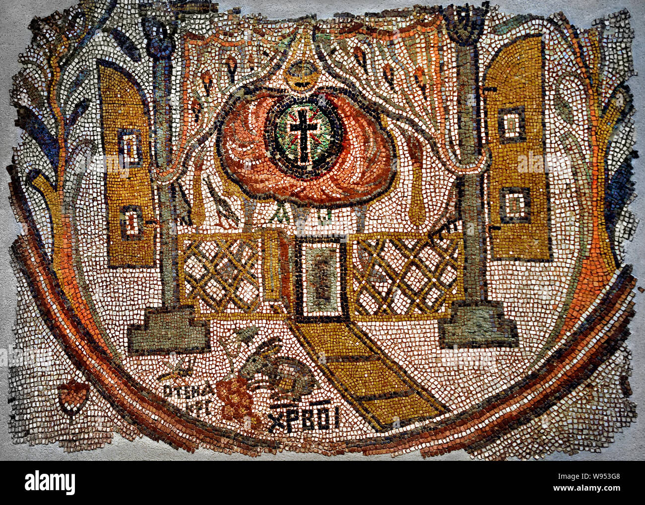 Interno di un Mediterraneo orientale (Chiesa sotto l'edificio sono una locusta e un libro divorando un grappolo di uva, un invocazione scritta in greco si traduce - da Cristo aiuta) mosaico - cubetti di marmo e pietra calcarea del V secolo d.c. Foto Stock