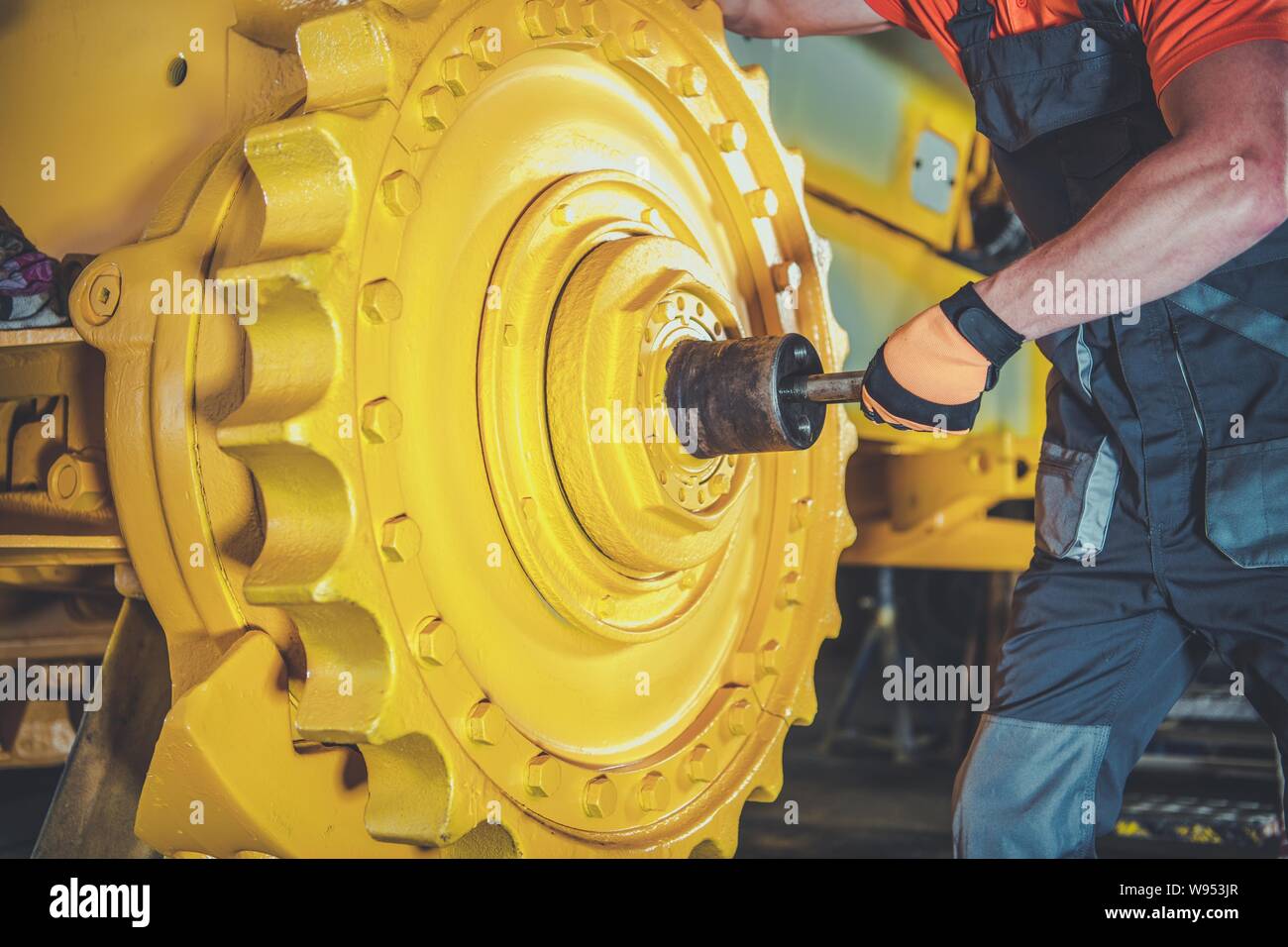 Bulldozer Pro meccanico. Costruzione caucasica tecnico di macchine per la ricostruzione di Bulldozer. Foto Stock