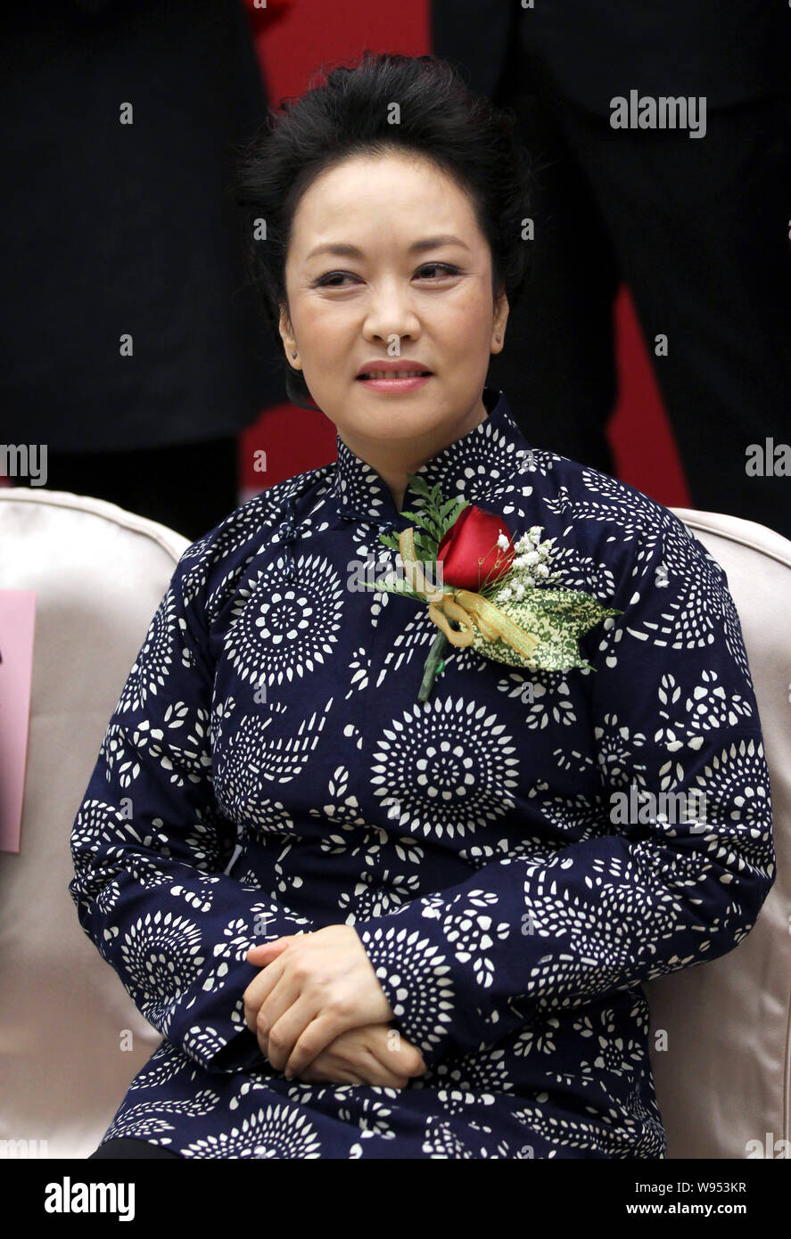 Il soprano cinese Peng Liyuan, moglie di cinesi Vice Presidente Xi Jinping, partecipa a una cerimonia per la prima la Cina Arts Awards a Pechino in Cina, 19 Decem Foto Stock