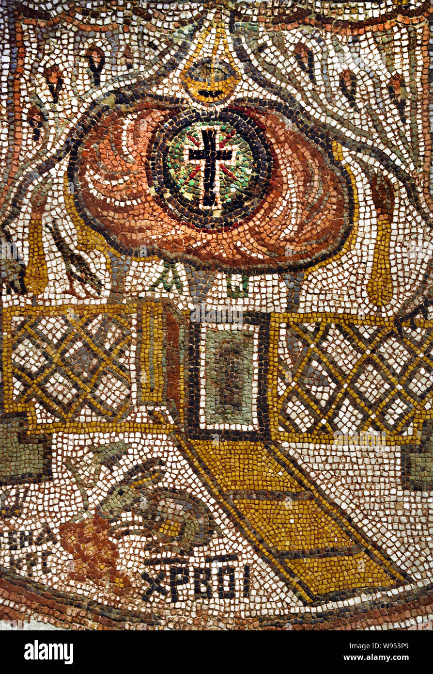 Interno di un Mediterraneo orientale (Chiesa sotto l'edificio sono una locusta e un libro divorando un grappolo di uva, un invocazione scritta in greco si traduce - da Cristo aiuta) mosaico - cubetti di marmo e pietra calcarea del V secolo d.c. Foto Stock