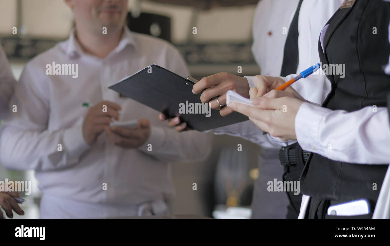 Il manager del ristorante e il suo staff in terrazza. Interagire a capo chef del ristorante Foto Stock