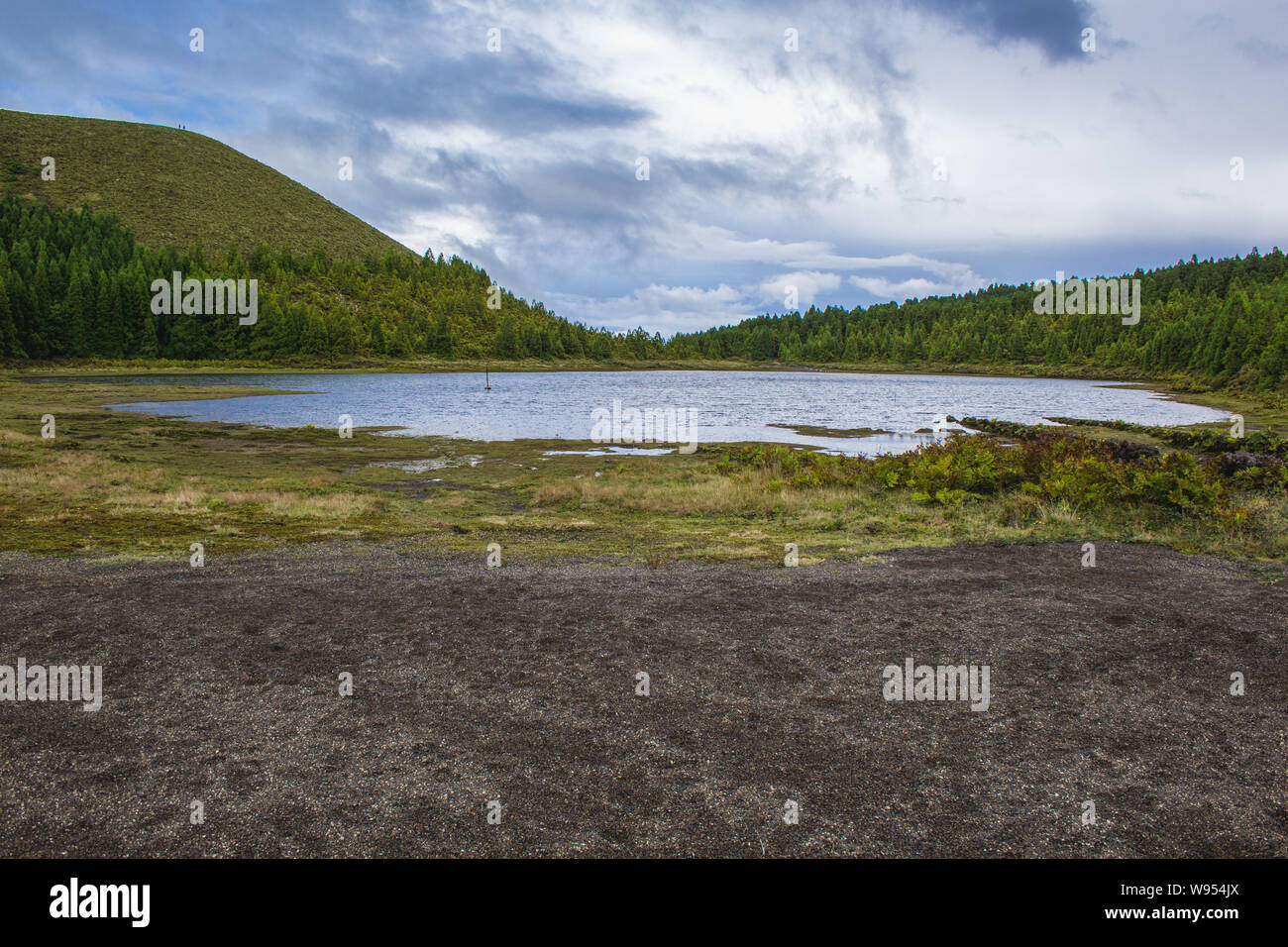 Vista del piccolo lago Lagoa Rasa, isola Sao Miguel, Azzorre, Portogallo Foto Stock