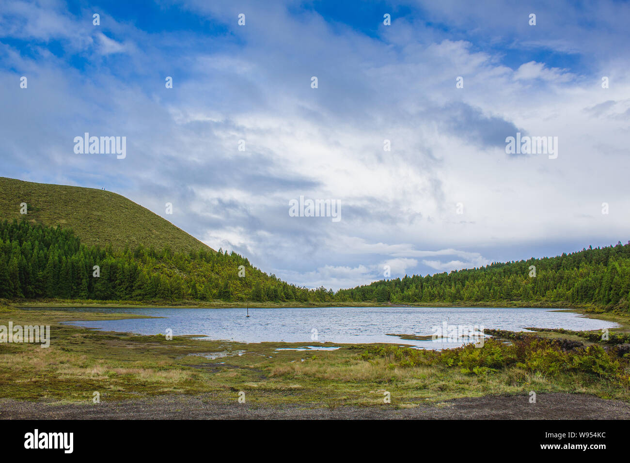 Vista del piccolo lago Lagoa Rasa, isola Sao Miguel, Azzorre, Portogallo Foto Stock