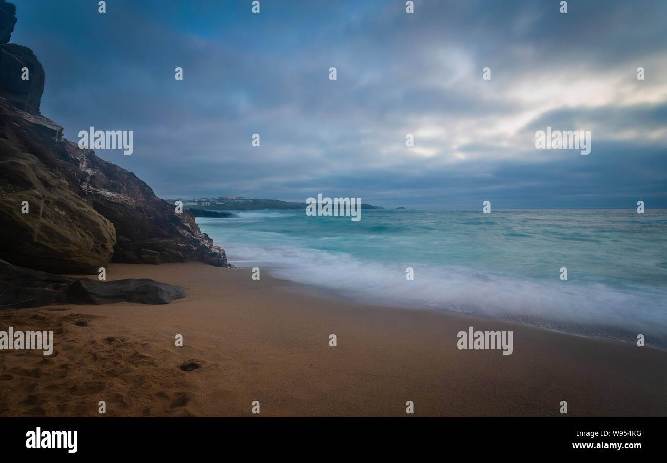 Poco Fistral vicino al promontorio di Newquay In Cornovaglia al tramonto, durante l'estate Foto Stock