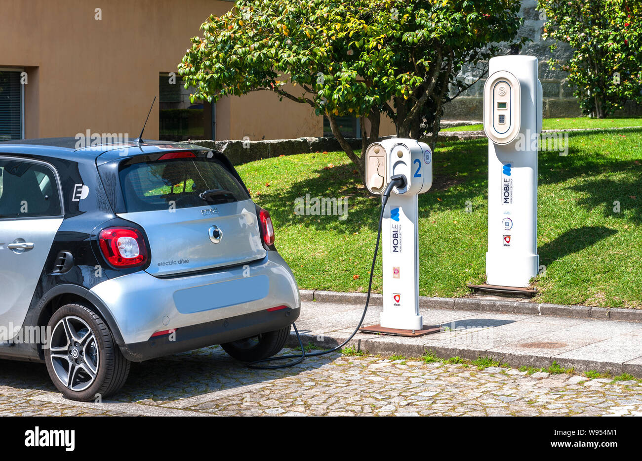 Electro auto stazione di ricarica presso le strade di Guimaraes, Portogallo Foto Stock