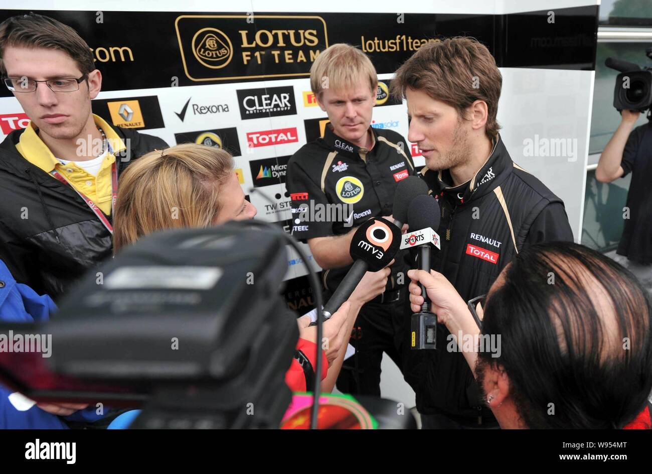 Il francese F1 driver Romain Grosjean del team Lotus-Renault viene intervistato durante una conferenza stampa in Cina a Shanghai, 12 aprile 2012. La formula Foto Stock