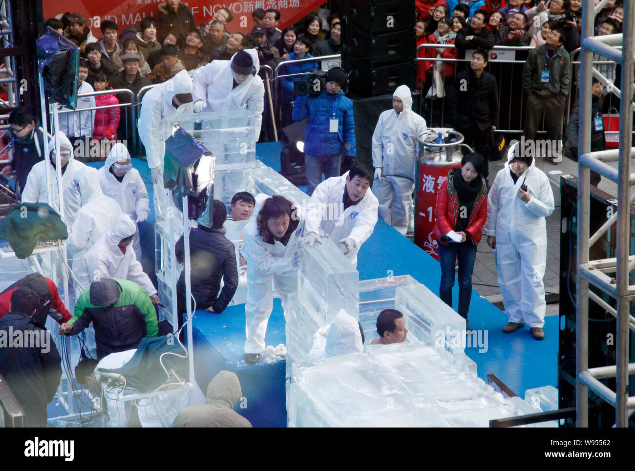 Il personale costruzione di cabine di ghiaccio per i due uomini che si fanno concorrenza a l'Uomo venuto dal ghiaccio 24 ore sfida a ID Yuefang Mall, Changsha city, a sud Chinas nella provincia del Hunan, 30 D Foto Stock