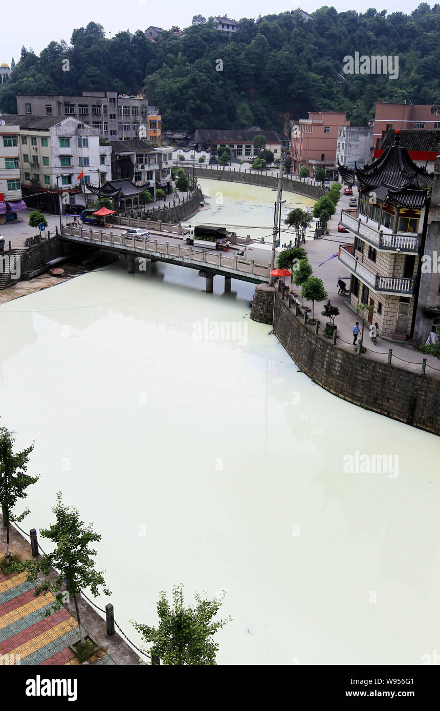 Vista della Milky Quxi fiume contaminata da lattice in villaggio Linqiao, Wenzhou city east Chinas nella provincia di Zhejiang, 9 luglio 2012. Un 2km-lunga sezione Foto Stock