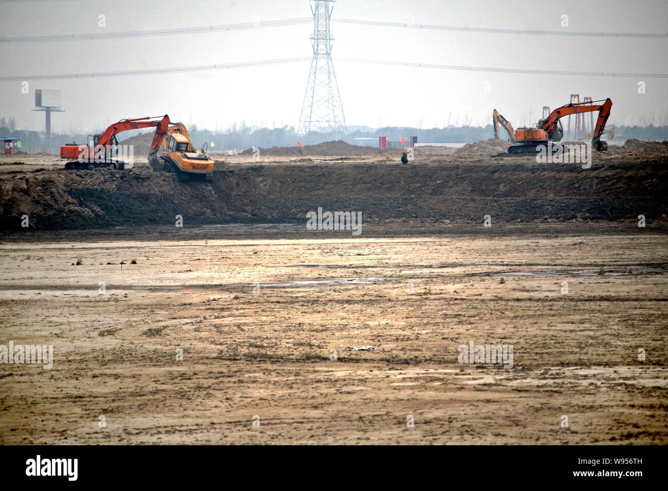 Escavatori sono scavare per fare un lago artificiale sul sito della costruzione della Shanghai Disneyland Resort di Pudong, Shanghai, Cina, 8 aprile 2012. Foto Stock
