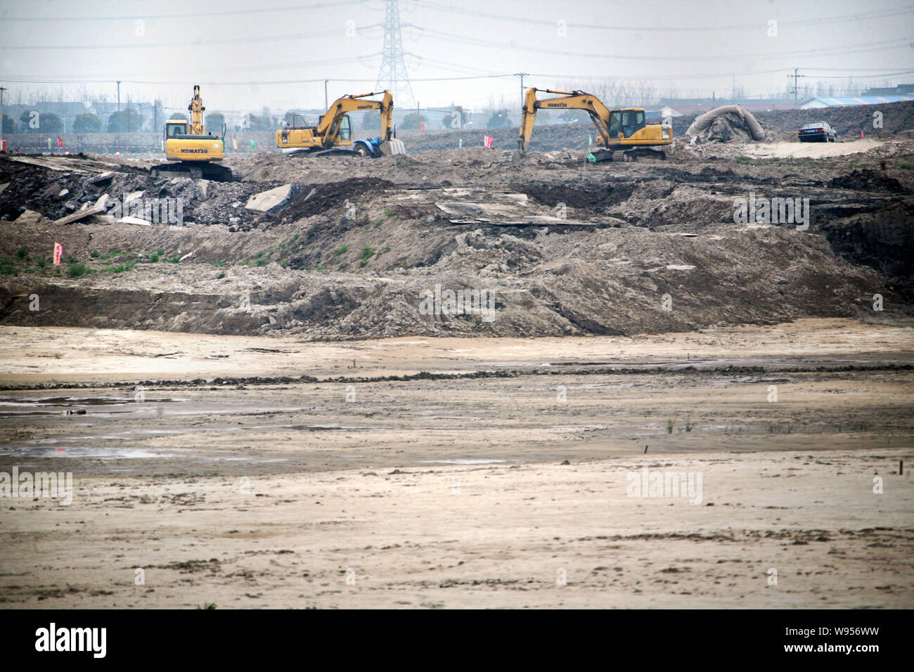 Escavatori sono scavare per fare un lago artificiale sul sito della costruzione della Shanghai Disneyland Resort di Pudong, Shanghai, Cina, 8 aprile 2012. Foto Stock