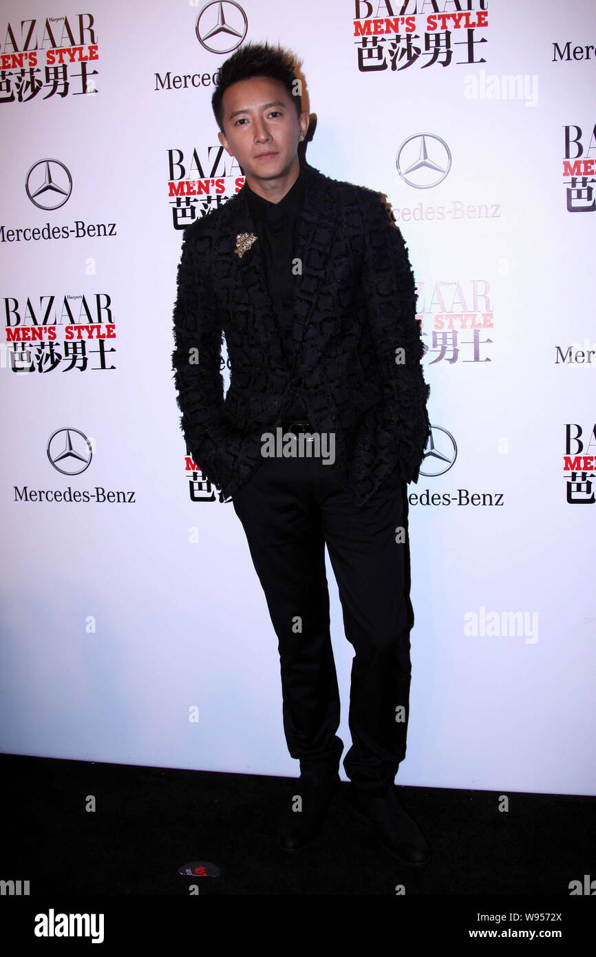 Il cinese cantante e attore Han Geng pone come egli arriva per la cerimonia di consegna del premio dal Bazaar Mens Style Magazine a Pechino in Cina, 3 novembre 2012. Foto Stock