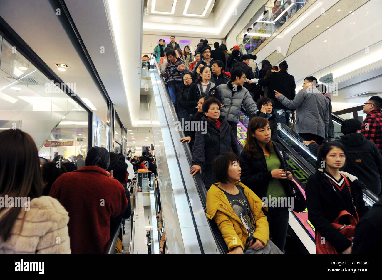 --FILE--folla i clienti di un centro commerciale per lo shopping di Shanghai, Cina, 2 dicembre 2011. Chinas popolazione urbana ha superato il numero di persone che vivono in co Foto Stock