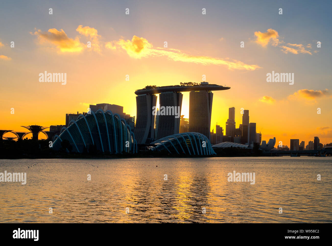 La città di Singapore vista del centro business area di costruzione da marina barrage durante il tramonto a Singapore. Foto Stock