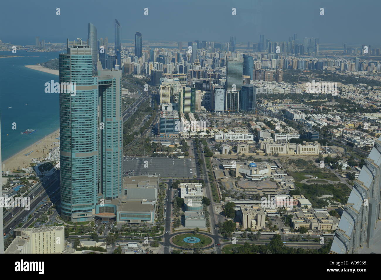 D'uccello e vista aerea della città di Abu Dhabi dal ponte di osservazione in Etihad towers Foto Stock