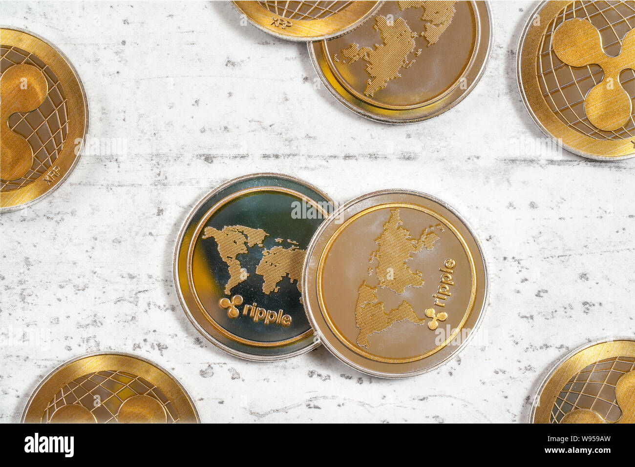 Vista dall'alto in basso, XRP ripple cryptocurrency monete d'oro sulla pietra bianca come il bordo Foto Stock