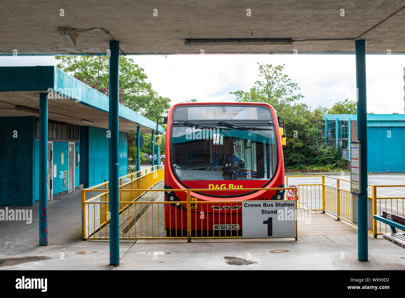 D&G bus in attesa per i clienti a Crewe Stazione Bus CHESHIRE REGNO UNITO Foto Stock